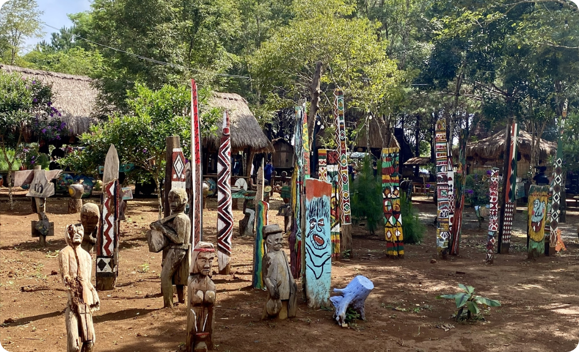 Jardin de statues en bois